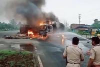ভয়াবহ দুর্ঘটনা, মুখোমুখি সংর্ঘষে দু’টি গাড়িতেই আগুন