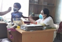 করোনায় আক্রান্ত শিশুর আবদার মেটাতে হাতে মেহেদি পড়ালেন চিকিৎসক!