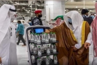 কোনো বিঘ্ন তৈরি না করে  জমজমের পানি বিতরণ করছে রোবট