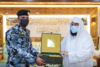 জুমার খুতবা চলাকালে হামলা থেকে কাবার ইমামকে রক্ষা করায় নিরাপত্তাকর্মীকে বিশেষ সম্মাননা