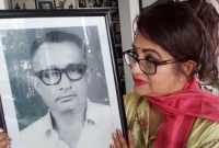 আব্বা সন্ধ্যা ছয়টার মধ্যে বাসায় ফিরতে বলতেন : কিংবদন্তী ববিতা