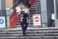 আগুনের ভেতর থেকে জীবনবাজি রেখে দুই শিশুর প্রাণ বাঁচিয়েছেন এক পুলিশ কর্মকর্তা