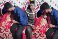 বিয়ের মঞ্চে বরের সামনেই কনের সঙ্গে ‘লজ্জাজনক’ কীর্তি যুবকের, ভিডিও ভাইরাল!