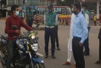 অক্সিমিটার কিন‌তে রাস্তায় করোনায় আক্রা'ন্ত ব্যাংক কর্মকর্তা, অতঃপর...