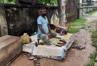 ‘ঘরে চাল নাই বাজারে মানুষ নাই, পরিবার নিয়ে কেমনে বাঁচমু’