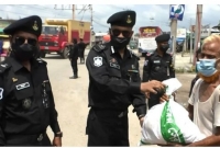 পেটের দায়ে যারা বের হয়েছেন, তাদেরকে র‌্যাবের খাদ্য সহায়তা