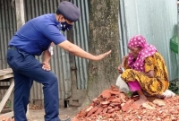 পেটের দায়ে লকডাউনেও ইট ভাঙ্গার কাজ, ৭০ বছরের বৃদ্ধাকে অর্থ সহায়তা দিলেন ওসি