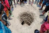 হঠাৎ জমিতে ৬ ফুটের গর্ত, এলাকায় তোলপাড় (ভিডিও)