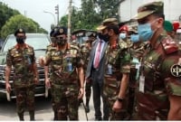 কঠোর লকডাউনে সেনাবাহিনীর টহল পরিদর্শনে মাঠে সেনাপ্রধান