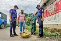 মা, জীবনের ঝুঁকি নিয়ে করোনা মধ্যে কলা বিক্রির দরকার নেই: বৃদ্ধাকে ওসি