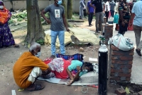 যশোরে করোনা পরিস্থিতি ভয়াবহ, হাসপাতালে ঠাঁই না মেলায় গাছতলায় রোগী!
