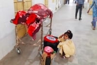 শ্বাসকষ্টে বাবার মৃত্যু, লাশ নিয়ে বসে আছে সাত বছরের শিশুকন্যা!