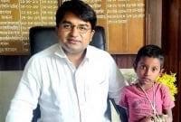 মা-বাবাহীন এতিম শিশুর চিকিৎসার দায়িত্ব নিলেন ইউএনও মা-বাবাহীন এতিম শিশুর চিকিৎসার দায়িত্ব নিলেন ইউএনও