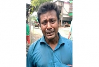 সন্তানের দুধ কিনতে না পেরে কান্না করা সেই বাবার পাশে সাহায্য নিয়ে শত শত লোক!