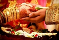 পুত্রবধূ অপছন্দ, রেগে গিয়ে মালাবদলের সময় ছেলেকে জুতো খুলে মারলেন মা!