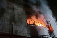 মনে হবে কোনো বিদেশি ছবির শুটিং চলছে, মৃত্যুপুরী থেকে বাঁচতে ৩ তলা থেকে লাফ দিয়েছিল ওরা (ভিডিও)