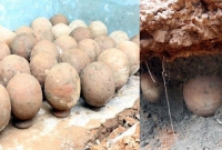 ২৫০ বছরেরও পুরনো ভবন খুঁড়তেই বেড়িয়ে আসে একের পর এক কলস!