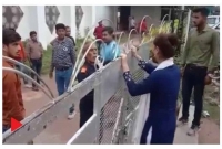 প্রতারক প্রেমিক বিয়ের আসরে, বাইরে কাঁদছেন প্রেমিকা 