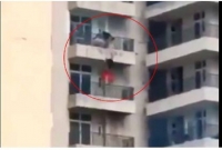 স্বামীর হাত ফস্কে ১০ তলা থেকে মাটিতে স্ত্রী, তার পর... (ভিডিও)