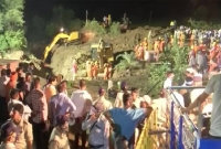 ৩০ জন কুয়ায় নামলেন শিশুকে বাঁচাতে, ৩ জনের মৃত্যু