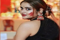 পুলিশ কমিশনারের মেয়ে পরিচয় দিয়ে বিপাকে তরুণী