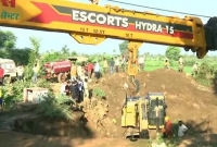  মেয়েটিকে উদ্ধারের চেষ্টা গ্রামবাসীর, এখন পর্যন্ত ১১ জনের মৃত্যুর খবর