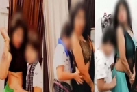 ছেলের সঙ্গে মায়ের 'অশালীন' নাচ, মহিলা কমিশনের অভিযোগ দায়েরের নির্দেশ