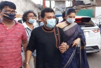 এফডিসির বাইরেই পরীমণির ৬ গরু কোরবানি, অসহায় শিল্পীদের মধ্যে মাংস বিতরণ