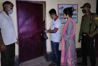 ঘরে ঘরে গিয়ে দরজার কড়া নেড়ে কুরবানি ঈদের মাংস নিজ হাতে  বিতরণ করলেন ইউএনও ঘরে ঘরে গিয়ে দরজার কড়া নেড়ে কুরবানি ঈদের মাংস নিজ হাতে  বিতরণ করলেন ইউএনও