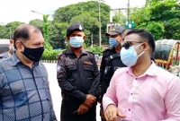 মাস্ক খুলে ভ্রাম্যমাণ আদালতের পাশে দাঁড়িয়ে ফুঁকছিলেন সিগারেট! অতঃপর..