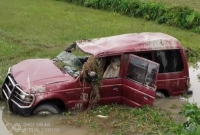 ২ পথচারীর প্রাণ বাঁচাতে খাদে ইউএনওর গাড়ি
