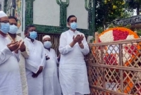 মেয়র আইভীর মায়ের কবরে শামীম ওসমানের শ্রদ্ধা, চাইলেন সবার দোয়া