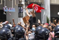 তিউনিশিয়ায় রাজনৈতিক সঙ্কট আরো ঘনীভূত; প্রধানমন্ত্রীসহ দুইমন্ত্রী বরখাস্ত, কারফিউ জারি