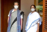 আমি লিডার নই, আমি ক্যাডার : সোনিয়া গাঁন্ধীকে মমতা ব্যানার্জী