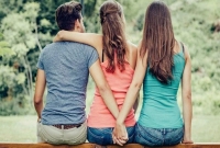 প্রেমিকাসহ স্বামীকে পুলিশের হাতে তুলে দিলেন স্ত্রী