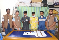 যাত্রীবাহী মাইক্রোবাস ভেবে ডিবির গাড়িতে ডাকাতি করতে গিয়ে গ্রেফতার!