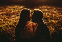 অন্ধকার হলেই ঘনিষ্ঠ চুমুর বাড়বাড়ন্ত, অতিষ্ঠ হয়ে আবাসনের বাইরে কড়া বিজ্ঞপ্তি