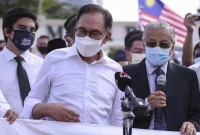 এসব কী হচ্ছে মালয়েশিয়ায়? মাহাথির-আনোয়ারের নেতৃত্বে পার্লামেন্ট ঘেরাও চেষ্টা