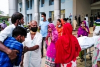 অক্সিজেনের জন্য ছেলের ছোটাছুটি, করোনা ইউনিটের সামনে প্রাণ গেল মায়ের!