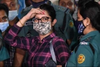  আদালতে এজলাসের আসামির ডকে তোলার সঙ্গে সঙ্গে সাদা শার্ট পরা এক যুবককে জড়িয়ে ধরেন পরীমনি