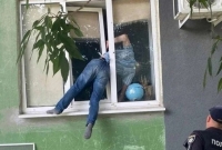 ফাটা বাঁশে নয়, সাবেক প্রেমিকার ঘরে ঢুকতে গিয়ে জানালার মাঝে আটকা যুবক