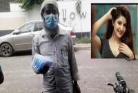 পরীমনির বাসার নিচে মাস্ক বেচে ভাইরাল তিনি!