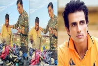 ফুটপাতের এক জুতার দোকানে ছুটে গেলেন বলিউড তারকা সোনু সুদ