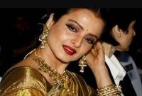 এক মিনিটের জন্য ৫ কোটি রুপি নিয়েছেন রেখা!