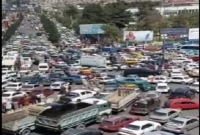 কাবুলের ব্যাংক থেকে সঞ্চিত অর্থ তুলে পালানোর জন্য রাস্তা দিয়ে ছুটছে বাসিন্দারা