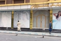 আফগানিস্তানে বিভিন্ন দেয়াল থেকে মুছে ফেলা হচ্ছে নারীদের ছবি