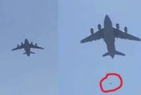 প্রাণ বাঁচাতে বিমানের চাকায় আশ্রয়, কাবুলে উড়ন্ত বিমান থেকে পড়ছে মানুষ (ভিডিও)