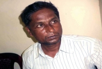 ছাত্রীর চিৎকারে আশেপাশের লোকজন দৌড়ে এসে বিপুল চন্দ্রকে আটক করে