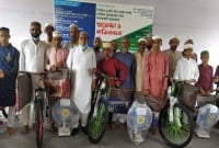 টানা ৪১ দিন জামাতে নামাজ পড়ায় কিশোররা পুরস্কার পেল বাইসাইকেল, ফ্যান ও জায়নামাজ