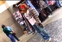 রাশিয়ার রাস্তায় ছদ্মবেশে কে এই বলিউডের সুপারস্টার, চিনতে পারছেন কি?